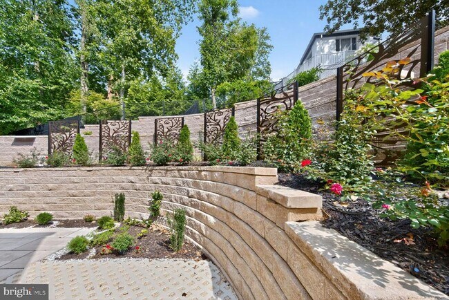 Building Photo - 4509 Foxhall Cres NW