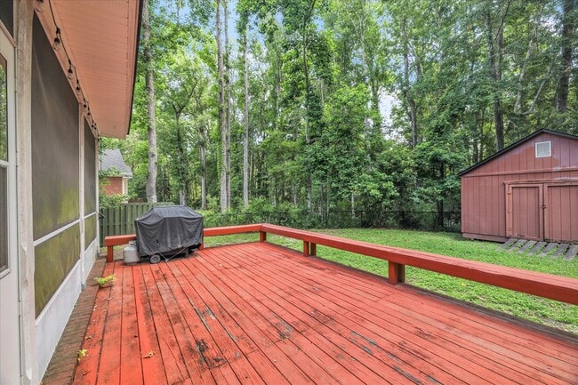 Building Photo - Stunning all-brick home on a large wooded lot