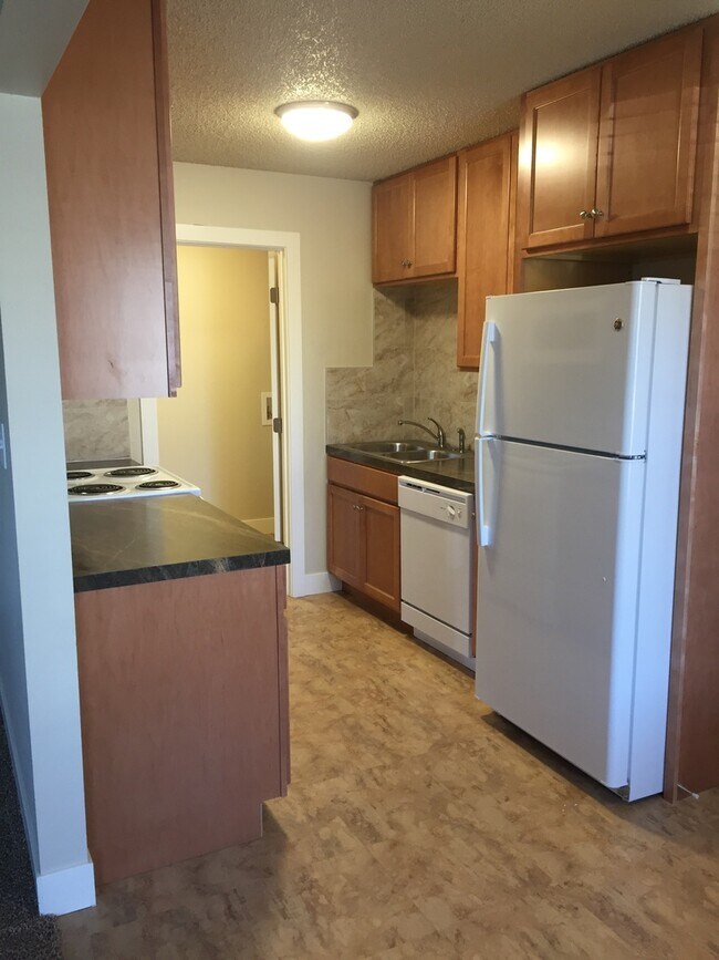 Building Photo - Updated 2 Bedroom Townhome for Rent in Loveland: Shared Garage, Patio, Washer/Dryer Hookups