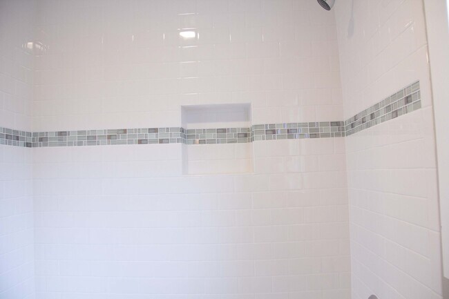 Building Photo - 2bed/2bath, W/D in unit, garage, and all d...
