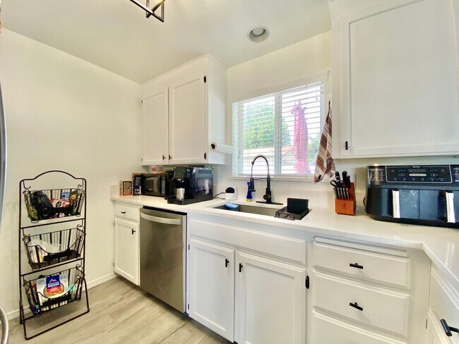 Building Photo - 3 Bedroom Home in West Valley