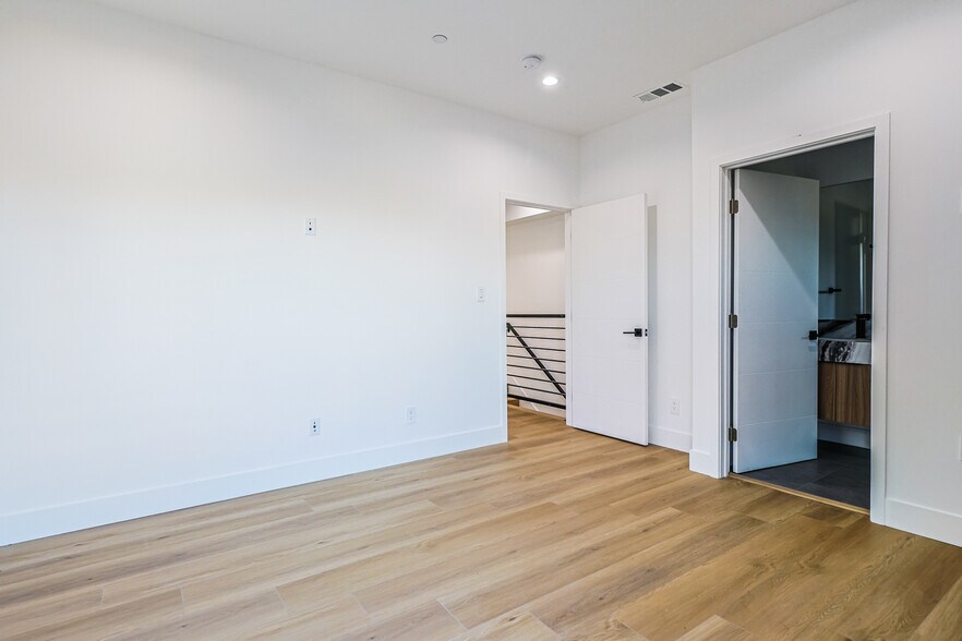 Building Photo - 4848 W 17th St