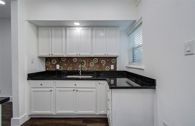 Building Photo - 7530 Park Pl Blvd