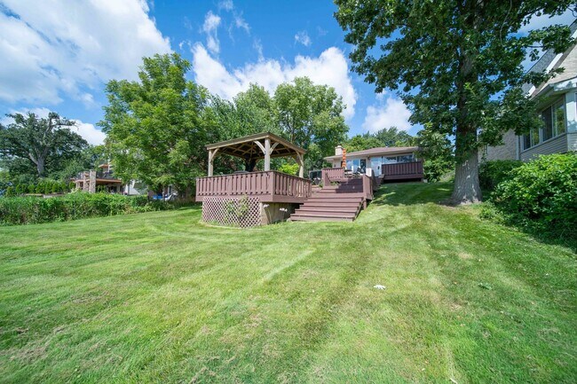 Building Photo - 27657 W Lakeshore Dr