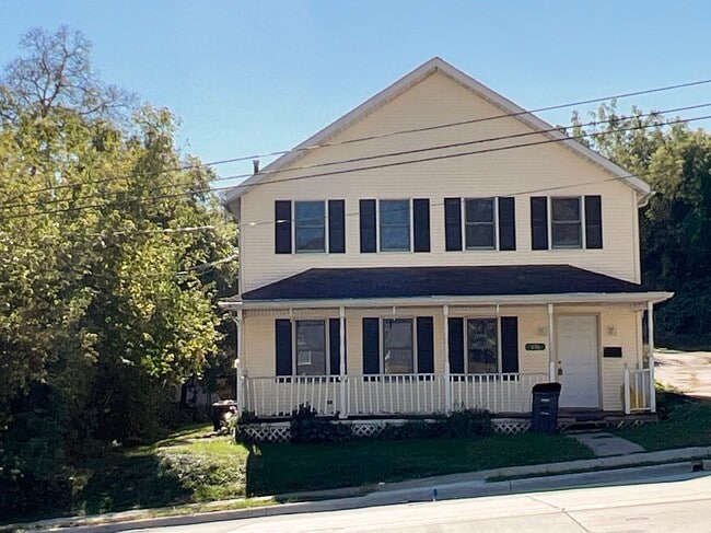 Building Photo - 696 University Ave