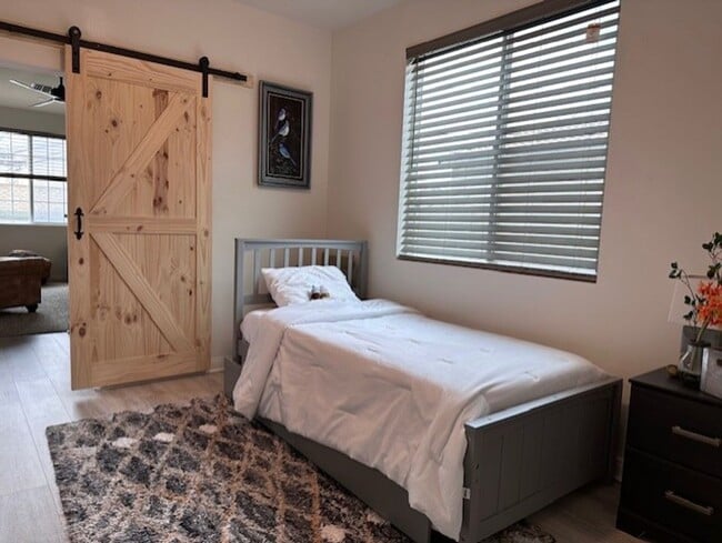Building Photo - Furnished 2 bedroom in Tehachapi