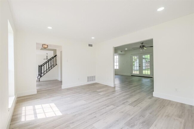 Building Photo - 1311 Sand Stone Dr