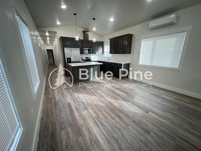 Building Photo - 323 Gladstone St