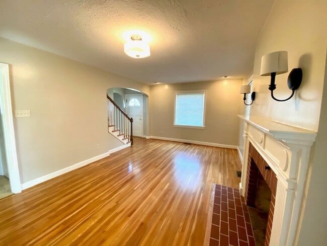 Building Photo - JUST REDUCED!!  Gorgeous 3 Bedroom Renovat...