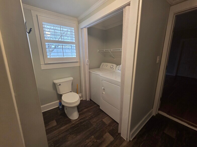 Building Photo - 517 W 9th St