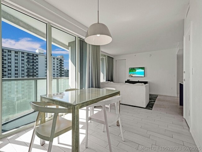 Building Photo - 3101 Bayshore Dr