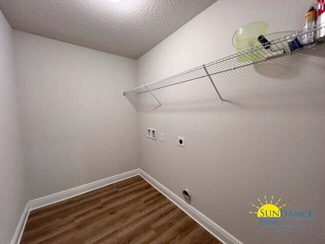 Building Photo - Modern 3 Bedroom Home with Community pool!