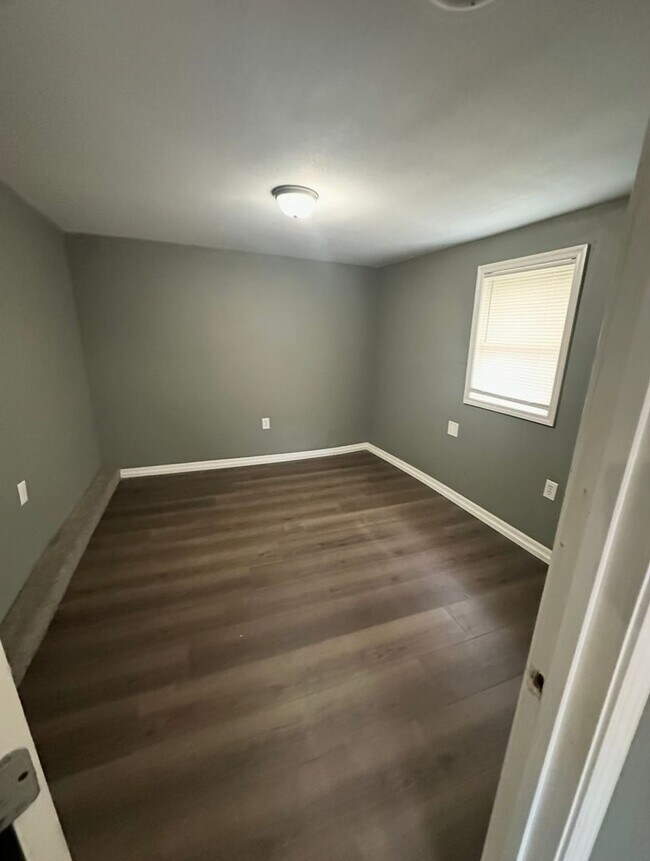 Building Photo - This is a 3bedroom 1 Full bathroom house which has a spacious living room, dining room and full k...