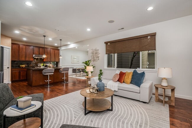 Building Photo - North East Facing 4 bed 3 bath ready for m...