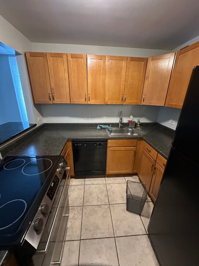 Building Photo - Amazing views from this BIG 20th floor 1bed!!! King size bedroom!