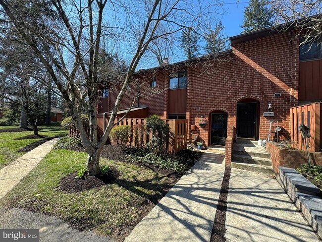 Building Photo - 1002 Worthington Dr