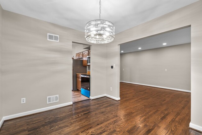 Building Photo - 4 Bed 3 Bath - Takoma Park Split Level - Move In Ready
