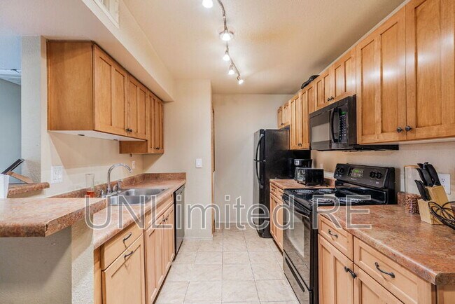 Building Photo - 1385 W University Ave