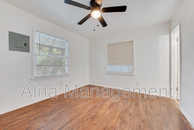Building Photo - 867 Odie Dr