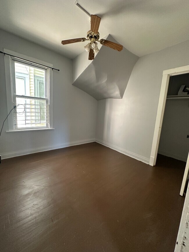 Building Photo - Spacious 2BR Apartment in Roseland – Off-Street Parking & Shared Laundry!