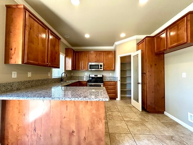 Building Photo - Beautiful 3 Bedroom 2.5 Bathroom in Gated ...