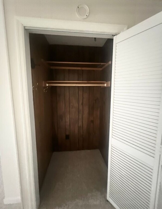 Building Photo - Brick one level home, Live Oak Tree, 3-4 bedrooms, fenced yard, deck.