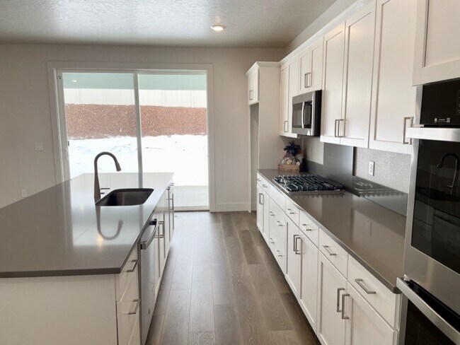 Building Photo - "Spacious 4-Bedroom Home on East Caldera Street with 2.5 Baths and 2,498 Sq Ft of Comfort in Meri...