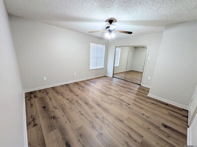 Building Photo - 5233 BUTTERCREEK LN, j2