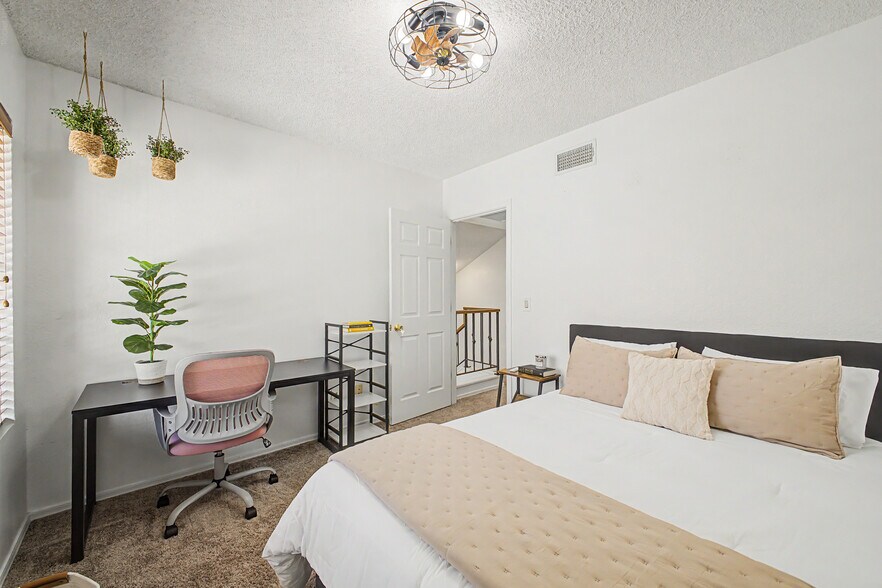 Third Bedroom (Upstairs): Queen Bed, Desk & Chair, Park Views, Shares upstairs Bathroom, Sleeps 2 - 819 N College Ave