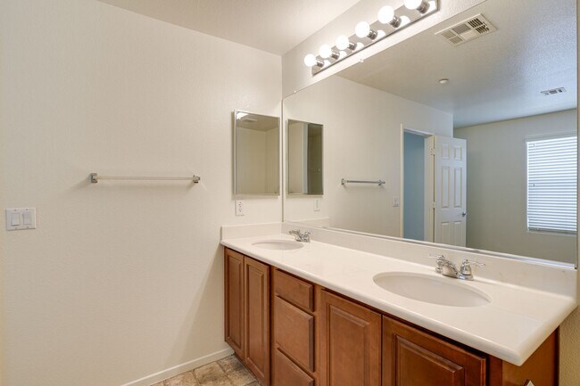 Building Photo - Charming 3-Bedroom Townhome in 89044 with Gated Porch, Walk-In Pantry & Spacious Primary Suite