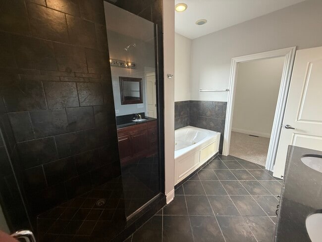 Building Photo - 7008 W Medill Ave