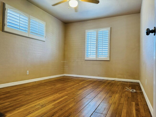 Building Photo - 227 N Aladdin Dr