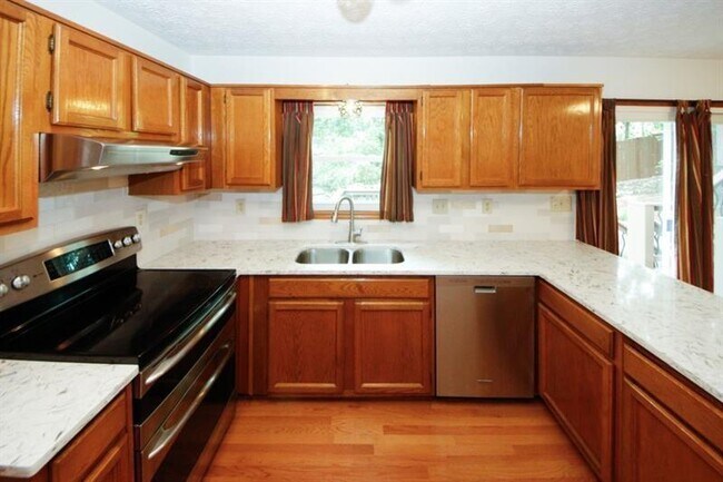 Building Photo - 930 Mountain Top Dr NE