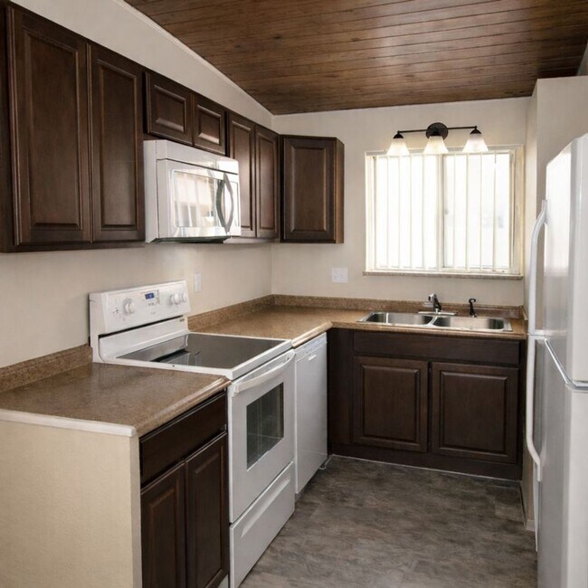 Building Photo - Updates, Simple Utilities, Awesome South Central Location - Maple Tree Apartments