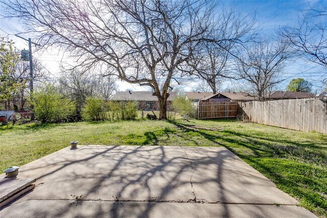 Building Photo - 645 Lloyd Ave