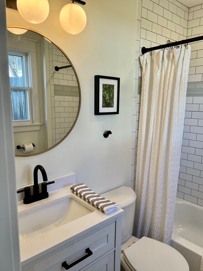 Main Bathroom - 2041 Payne St