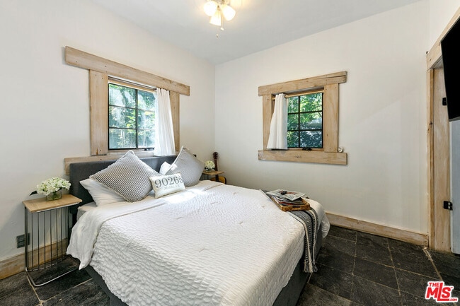 Building Photo - 2851 Seabreeze Dr