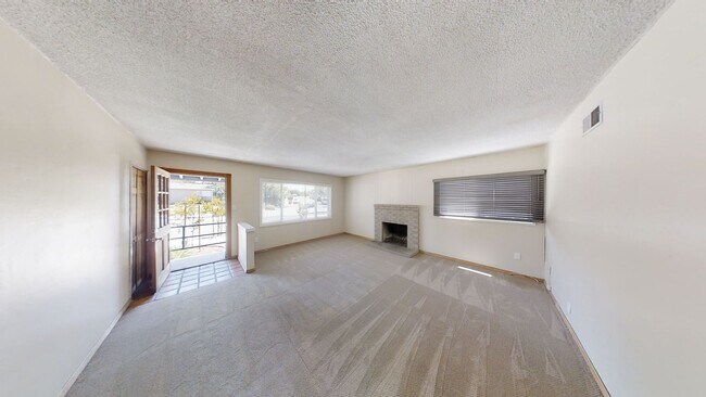 Building Photo - 5BD/2BA, Great Private Yard w/ Fire Pit!