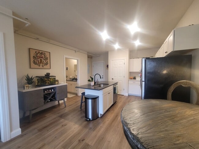 Building Photo - 2577 Downer