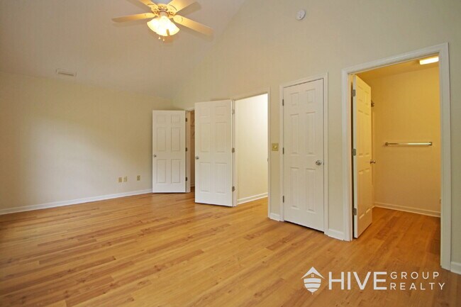Building Photo - Charming Townhome in Harrisonburg!