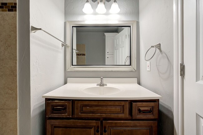 Building Photo - Move in Special !! $250 Off your First Full Month Rent! Beautiful Large 4BD/2BTH Home Near Tinker...