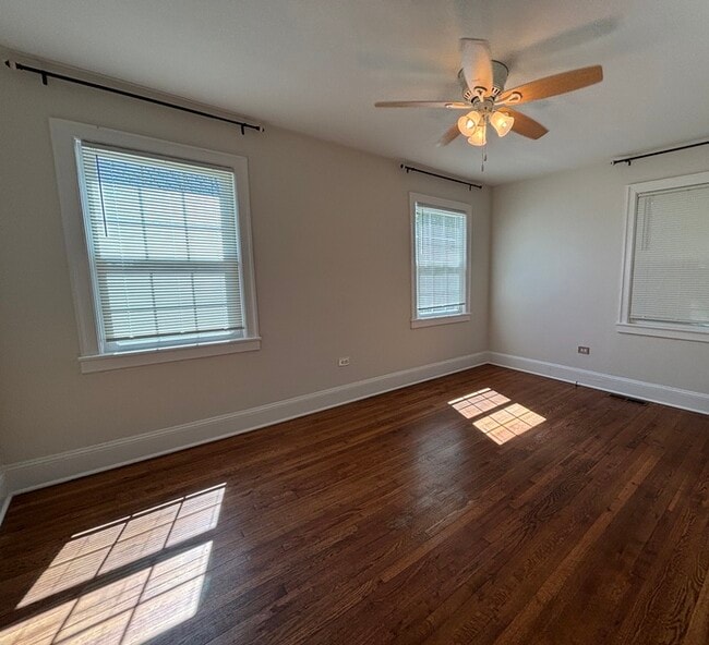 Building Photo - 2 Bedroom charming bungalow in desirable Oakhurst