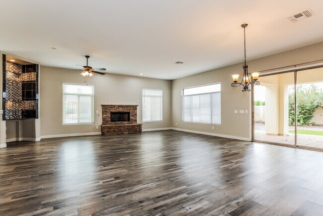 Building Photo - 2102 E Fawn Dr