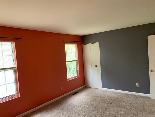 Building Photo - 126 Kings Mill Dr