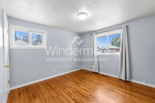 Building Photo - Welcome to this charming 3-bedroom, 1-bath...