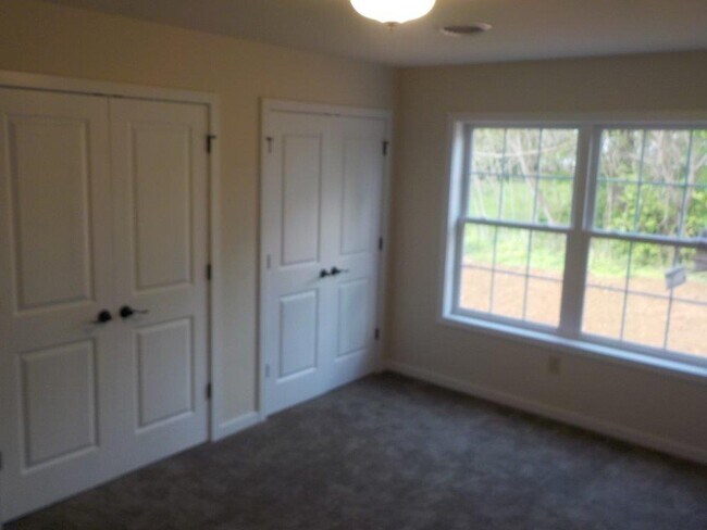 Building Photo - Spacious 3-Bed, 3.5-Bath Townhouse on East...