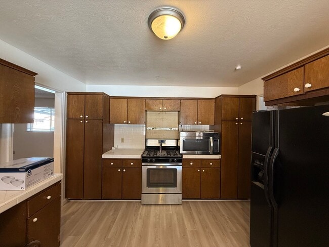 Building Photo - Newly Remodeled Big and Spacious 5 Bed Home! Huge Back Yard!