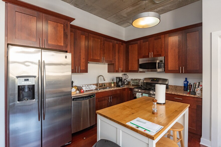 Building Photo - 3245 N Ashland Ave