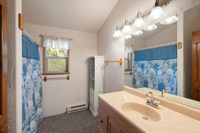 Building Photo - 2 Bedroom 2 Bathroom Cabin!