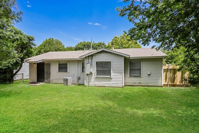 Building Photo - Coming Soon! 3 BR/1BA | Updated Single Family Home | 1-Car Garage | Shaded backyard!